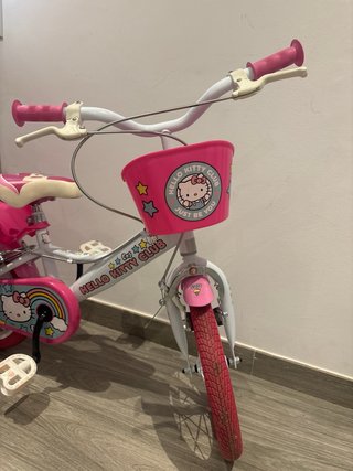 Bicicleta infantil Hello Kitty con ruedines