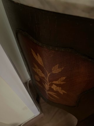 Cómoda antigua de madera con mármol