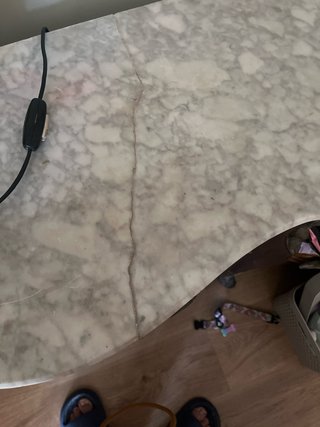 Cómoda antigua de madera con mármol