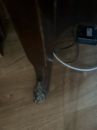 Cómoda antigua de madera con mármol