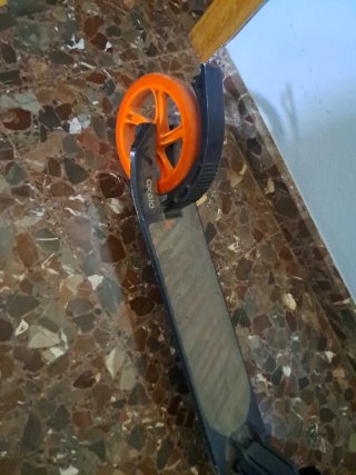 Patinete con ruedas grandes