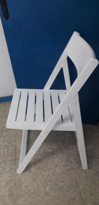 13 sillas plegables blancas