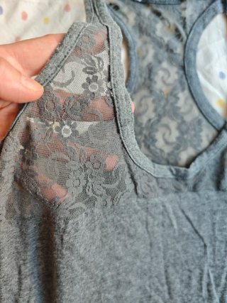 Camiseta gris con espalda de encaje