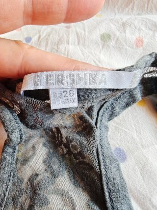 Camiseta gris con espalda de encaje