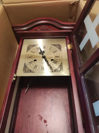 Reloj de pared antiguo de madera