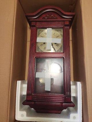 Reloj de pared antiguo de madera