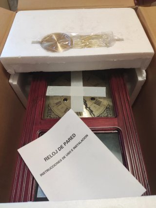 Reloj de pared antiguo de madera