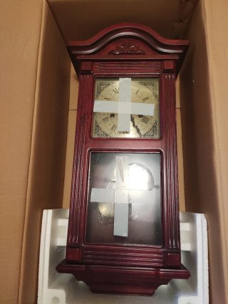 Reloj de pared antiguo de madera