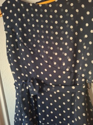 Vestido azul con lunares blancos