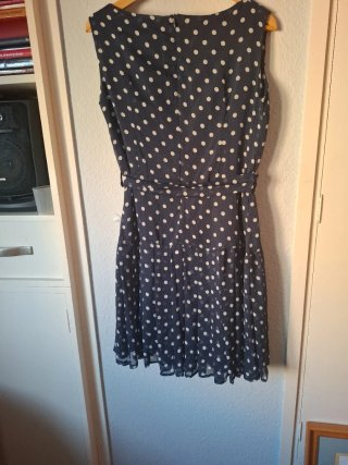 Vestido azul con lunares blancos