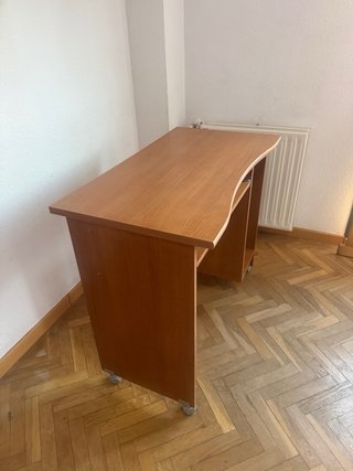 Tavolo in legno con ruote
