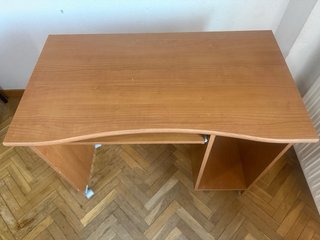 Tavolo in legno con ruote