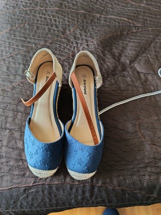 Alpargatas cuña beige y azul