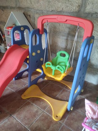 Columpio y tobogán infantil