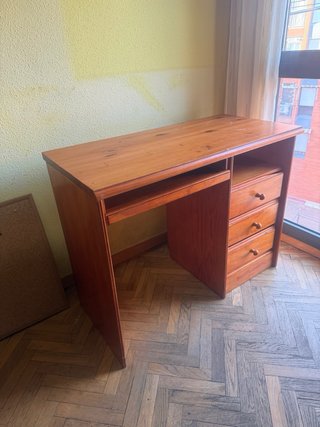 Scrivania in legno con cassetti
