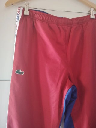 Pantalón deportivo Lacoste rojo y azul