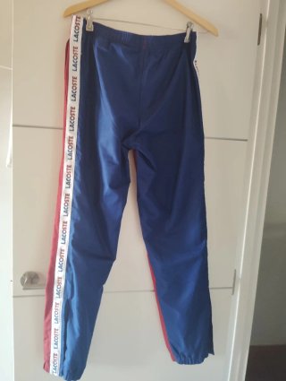 Pantalón deportivo Lacoste rojo y azul