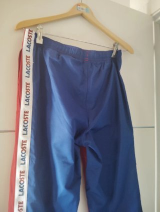 Pantalón deportivo Lacoste rojo y azul