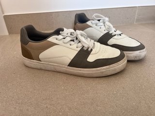 Zapatillas grises y blancas