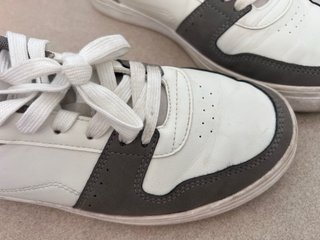 Zapatillas grises y blancas