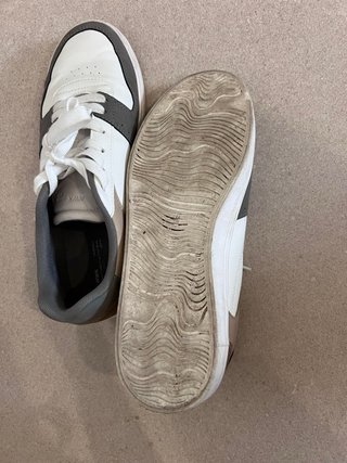 Zapatillas grises y blancas