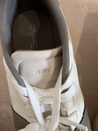 Zapatillas grises y blancas