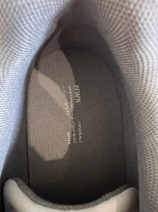 Zapatillas grises y blancas