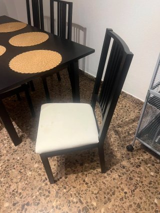 Mesa extensible negra y 6 sillas