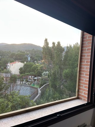 Mosquitera fija madera a medida montada en tu vent