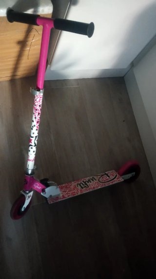 Patinete infantil rosa con ruedas
