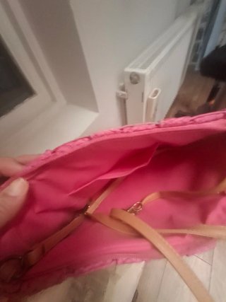 Bolso de mano tejido rosa .lleva para.colgar hombr