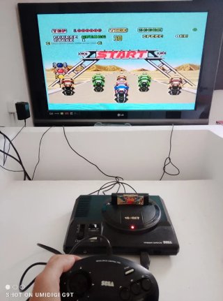 Consola Sega Mega Drive Negra, consola y mando.