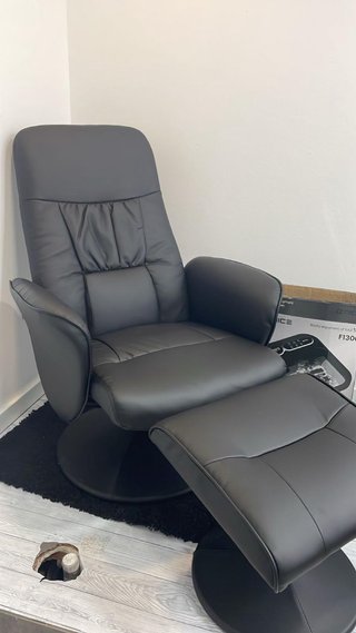 Sillón reclinable negro con reposapiés