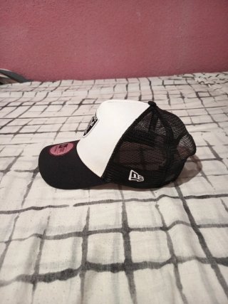 Gorra New Era Raiders Trucker Negra y Blanca