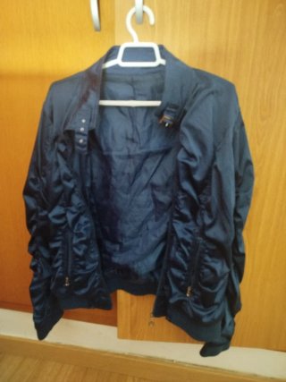 Cazadora azul con fruncidos