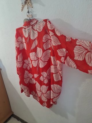 Camisa de verano con estampado floral