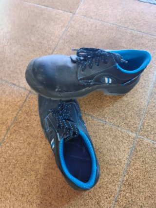 Zapato de seguridad negro y azul talla 39