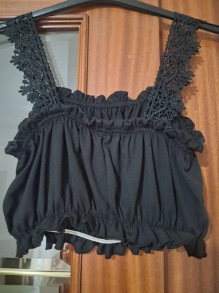 Top negro con tirantes de encaje
