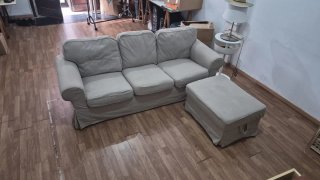Sofá y reposapiés con almacenaje beige