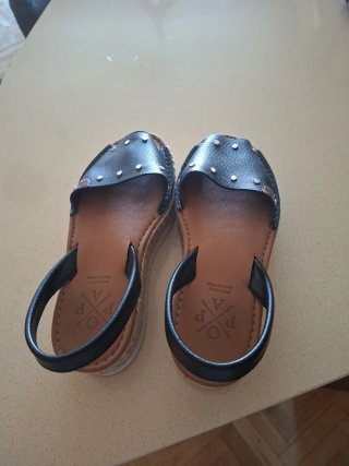 Sandalias negras y marrones con tachuelas