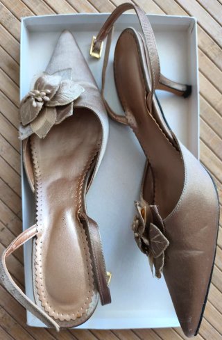 Zapatos de fiesta raso beige dorado con tacón