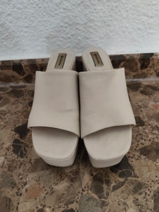 Sandalias Beige Plataforma Tacón