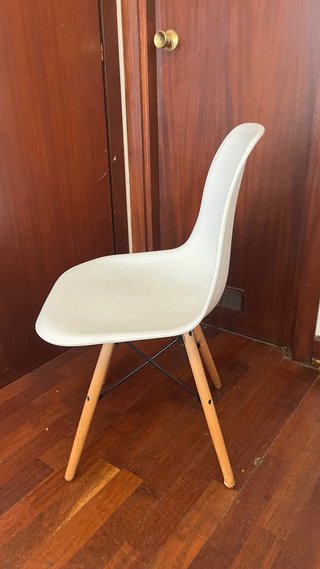 Silla blanca con patas de madera