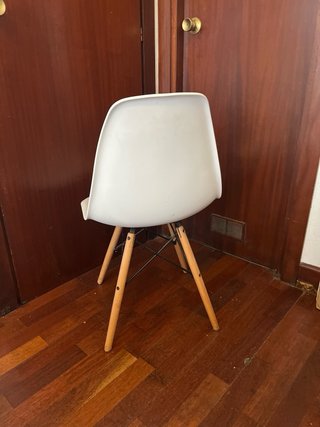 Silla blanca con patas de madera