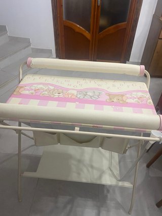 Ducha-cambiador de bebé con patas