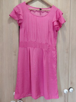 Vestido rosa con lunares blancos