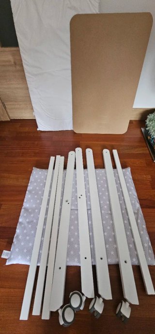 Minicuna con ruedas y estampado de estrellas