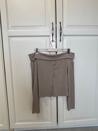 Top beige hombros descubiertos