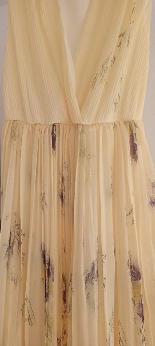 Vestido de gasa plisada de fiesta color amarillo.