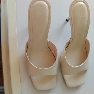 Zapatos tacón Stradivarius beige